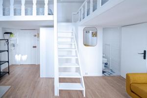 a white ladder in a living room with a loft bed at Le petit Dedieu-cosy 4 pers-Charpennes in Villeurbanne