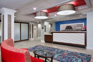 Ruang duduk di Hampton Inn Naples - I-75 +18 gambar