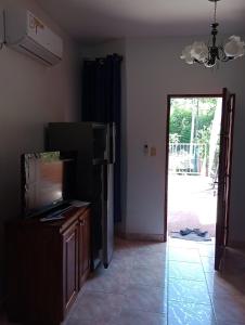 uma cozinha com um frigorífico e uma porta para um quintal em El oso viejo em Puerto Iguazú