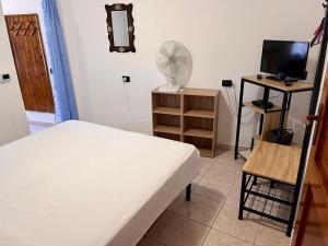 Cama o camas de una habitación en Rustico Porto Pino 30 mt dalla spiaggia