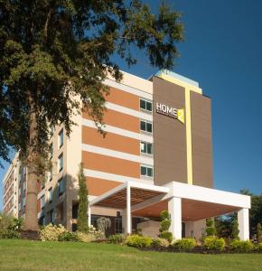 an office building with a honours sign on it at Home2 Suites By Hilton Atlanta Perimeter Center in Atlanta