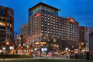 um edifício alto numa cidade à noite em Hilton Garden Inn Atlanta Downtown em Atlanta