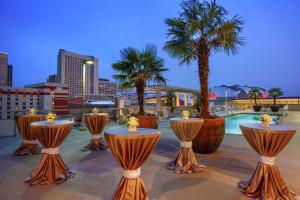 a group of tables with palm trees and a pool at Hilton Garden Inn Atlanta Downtown in Atlanta