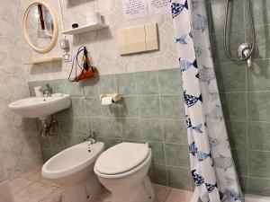 Un baño de Rustico Porto Pino 30 mt dalla spiaggia