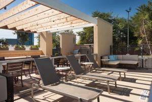 un grupo de sillas y mesas en un patio en Home2 Suites By Hilton Atlanta Perimeter Center, en Atlanta
