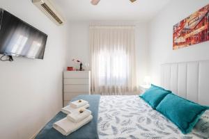 um quarto com uma cama com toalhas em Madrid center room private 7 minutes or 4 metro stops em Madrid