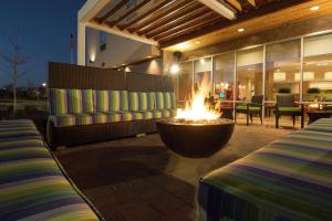 een vuurplaats midden op een patio bij Home2 Suites by Hilton Atlanta Newnan in Newnan