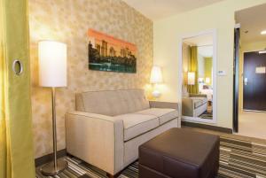 een woonkamer met een bank en een tafel bij Home2 Suites by Hilton Atlanta Newnan in Newnan