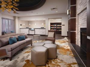 ein Wohnzimmer mit einem Sofa und einem Kamin in der Unterkunft Homewood Suites by Hilton Atlanta NW/Kennesaw-Town Center in Kennesaw