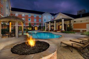 un hôtel avec une piscine et un foyer extérieur dans l'établissement Homewood Suites by Hilton Atlanta NW/Kennesaw-Town Center, à Kennesaw