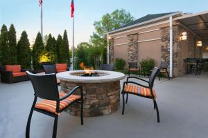 アルファレッタにあるHilton Garden Inn Atlanta Northpointのパティオ(椅子、ファイヤーピット付)