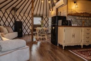 Jurtowe Wzgórze Glamping的厨房或小厨房
