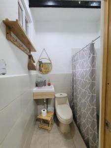La salle de bains est pourvue de toilettes, d'un lavabo et d'une douche. dans l'établissement LOOKING2GOOD, à El Zonte