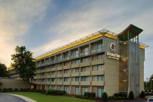 eine Darstellung der Vorderseite eines Hotels in der Unterkunft DoubleTree by Hilton Atlanta Northeast/Northlake in Atlanta