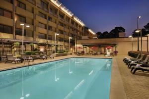 ein Swimmingpool in einem Hotel in der Nacht in der Unterkunft DoubleTree by Hilton Atlanta Northeast/Northlake in Atlanta