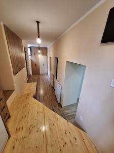 una stanza vuota con pavimenti in legno e pareti bianche di Mery's Family Apartment a Tbilisi City