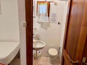 Un baño de Rustico Porto Pino 30 mt dalla spiaggia