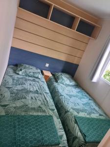 Bett in einem kleinen Zimmer mit einem Bett sidx sidx sidx sidx in der Unterkunft Mobil-House Parc des Roches in Saint-Chéron