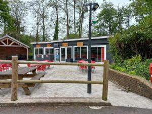 einen Bahnhof mit Tisch und Stühlen davor in der Unterkunft Mobil-House Parc des Roches in Saint-Chéron
