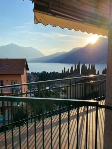 balcón con vistas al océano y a las montañas en Casa Mattia, en Bellano