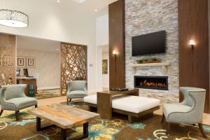 ein Wohnzimmer mit einem Kamin und einem TV in der Unterkunft Homewood Suites By Hilton Augusta in Augusta