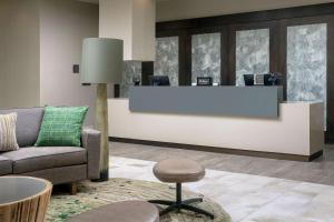 um átrio com uma área de espera com uma recepção em Homewood Suites by Hilton Austin Downtown em Austin