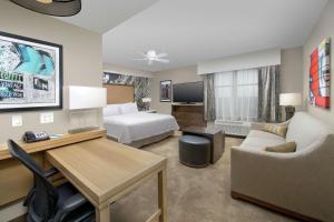 TV a/nebo společenská místnost v ubytování Homewood Suites by Hilton Austin Downtown