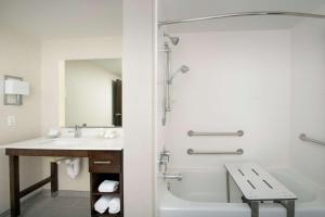 Koupelna v ubytování Homewood Suites by Hilton Austin Downtown
