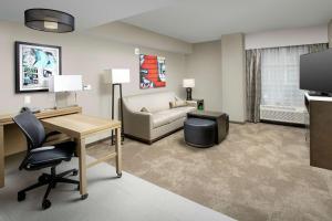 TV a/nebo společenská místnost v ubytování Homewood Suites by Hilton Austin Downtown