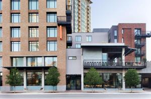 een groot bakstenen gebouw met een balkon ervoor bij Canopy By Hilton Austin Downtown in Austin