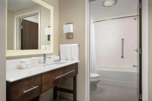 Koupelna v ubytování Homewood Suites by Hilton Austin Downtown