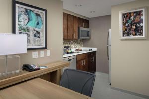 Kuchyň nebo kuchyňský kout v ubytování Homewood Suites by Hilton Austin Downtown