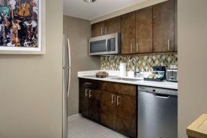 Kuchyň nebo kuchyňský kout v ubytování Homewood Suites by Hilton Austin Downtown