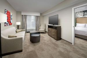TV a/nebo společenská místnost v ubytování Homewood Suites by Hilton Austin Downtown