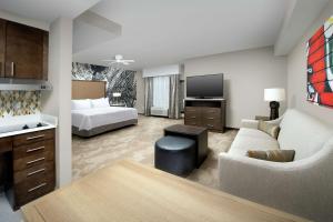 Postel nebo postele na pokoji v ubytování Homewood Suites by Hilton Austin Downtown