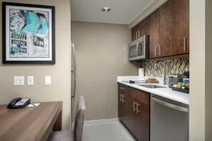 Kuchyň nebo kuchyňský kout v ubytování Homewood Suites by Hilton Austin Downtown
