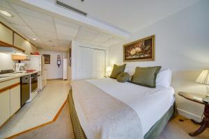 una camera con un grande letto e una cucina di Newly Renovated Studio Near Chautauqua Lake! a Chautauqua