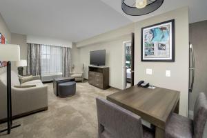 TV a/nebo společenská místnost v ubytování Homewood Suites by Hilton Austin Downtown