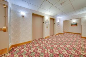 una grande camera con un tappeto rosso e verde di Newly Renovated Studio Near Chautauqua Lake! a Chautauqua