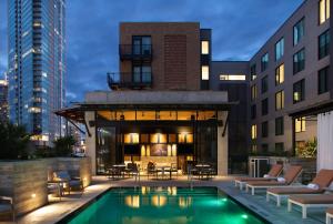 uma piscina em frente a um edifício em Canopy By Hilton Austin Downtown em Austin