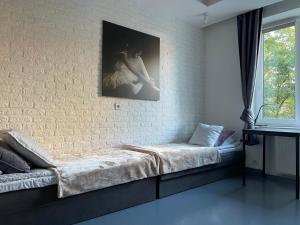 - une chambre avec un lit et une photo sur le mur dans l'établissement Old Town Apartments Rajska, à Gdańsk