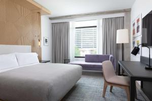 una camera d'albergo con letto e scrivania di Canopy By Hilton Austin Downtown ad Austin