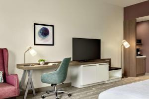 TV a/nebo společenská místnost v ubytování Hilton Garden Inn Austin North-Near the Domain, TX