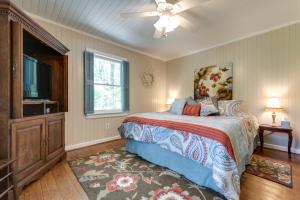 1 dormitorio con 1 cama y ventilador de techo en Secluded Hamilton Cabin Retreat with Private Lake!, en Hamilton