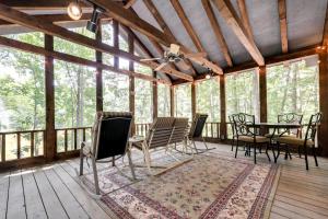 un porche cubierto con sillas y mesa en Secluded Hamilton Cabin Retreat with Private Lake!, en Hamilton