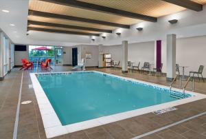 uma piscina num quarto de hotel com cadeiras e uma mesa em Home2 Suites By Hilton Asheville Airport em Arden