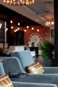 Foundry Hotel Asheville, Curio Collection By Hilton的休息区