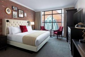 阿什维尔Foundry Hotel Asheville, Curio Collection By Hilton的一间带床和大窗户的酒店房间 更多13张照片