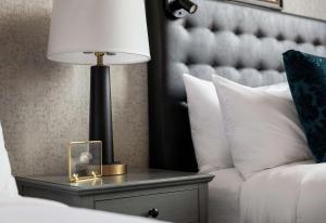 Foundry Hotel Asheville, Curio Collection By Hilton客房内的一张或多张床位