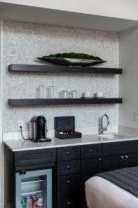 Foundry Hotel Asheville, Curio Collection By Hilton的厨房或小厨房